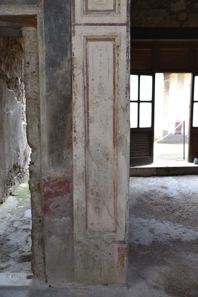 V.4.a Pompeii. March 2018. Room ‘b’, detail of lower east wall between corridor and tablinum.
Foto Annette Haug, ERC Grant 681269 DÉCOR.