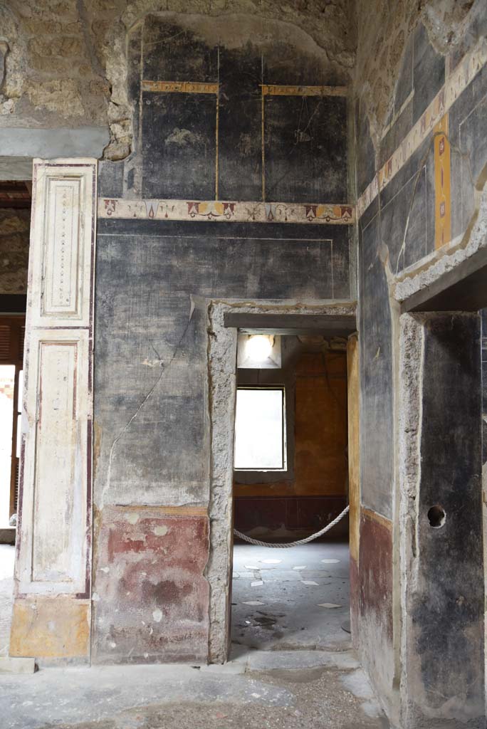 V.4.a Pompeii. March 2018. 
Room ‘b’, east wall of atrium in south-east corner, with doorway to room ‘i’.
Foto Annette Haug, ERC Grant 681269 DÉCOR.