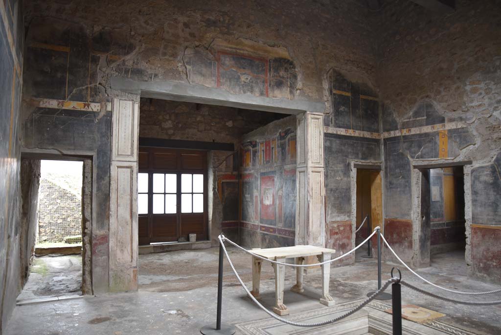 V.4.a Pompeii. March 2018. Room ‘b’, looking across east side of atrium, towards south-east corner, on right. 
Foto Annette Haug, ERC Grant 681269 DÉCOR.