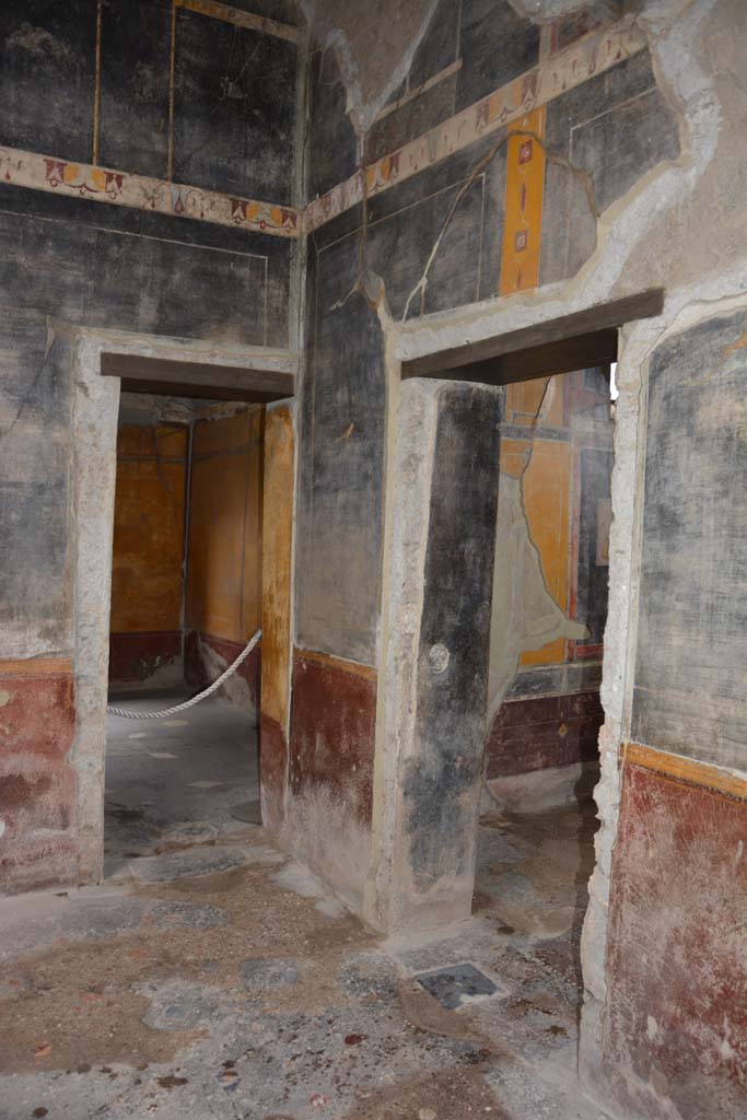 V.4.a Pompeii. March 2018. 
Room ‘b’, south-east corner of atrium, with doorways to rooms ‘i’ and ‘g’
Foto Annette Haug, ERC Grant 681269 DÉCOR.