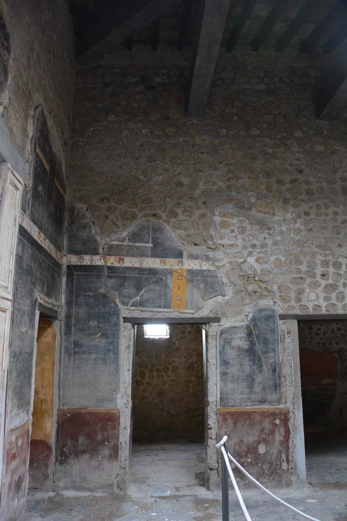 V.4.a Pompeii. March 2018. Room ‘b’, looking towards south wall in south-east corner. 
Foto Annette Haug, ERC Grant 681269 DÉCOR.