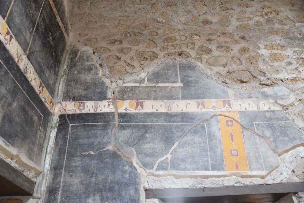 V.4.a Pompeii. March 2018. Room ‘b’, upper painted south wall in south-east corner. 
Foto Annette Haug, ERC Grant 681269 DÉCOR.