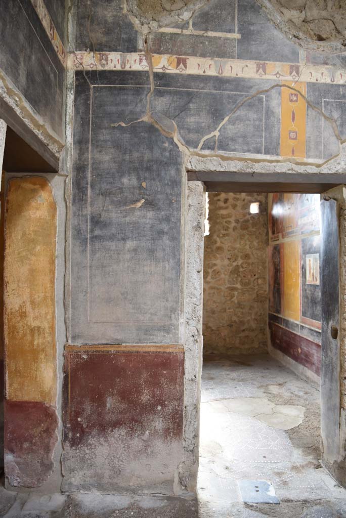 V.4.a Pompeii. March 2018. 
Room ‘b’, looking towards painted south wall of atrium in south-east corner. 
Foto Annette Haug, ERC Grant 681269 DÉCOR.