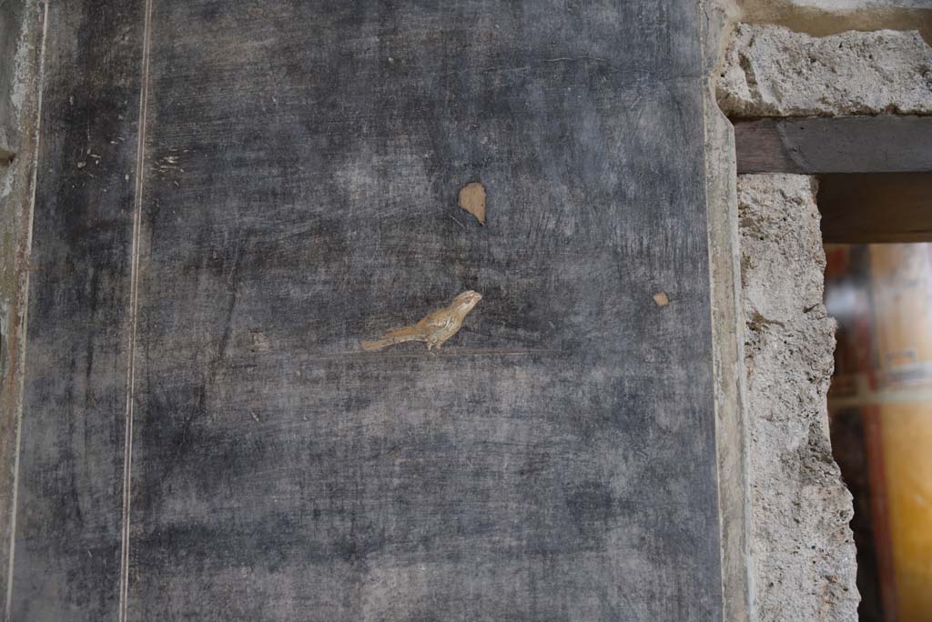 V.4.a Pompeii. March 2018. Room ‘b’, painted bird in centre of panel of south wall in south-east corner of atrium. 
Foto Annette Haug, ERC Grant 681269 DÉCOR.