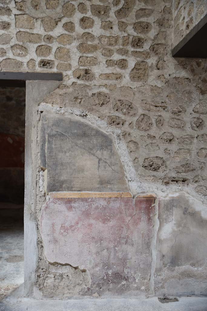 V.4.a Pompeii. March 2018. 
Room ‘b’, detail of remaining painted stucco on south wall of atrium in south-west corner with doorway to room ‘f’, on left. 
Foto Annette Haug, ERC Grant 681269 DÉCOR.