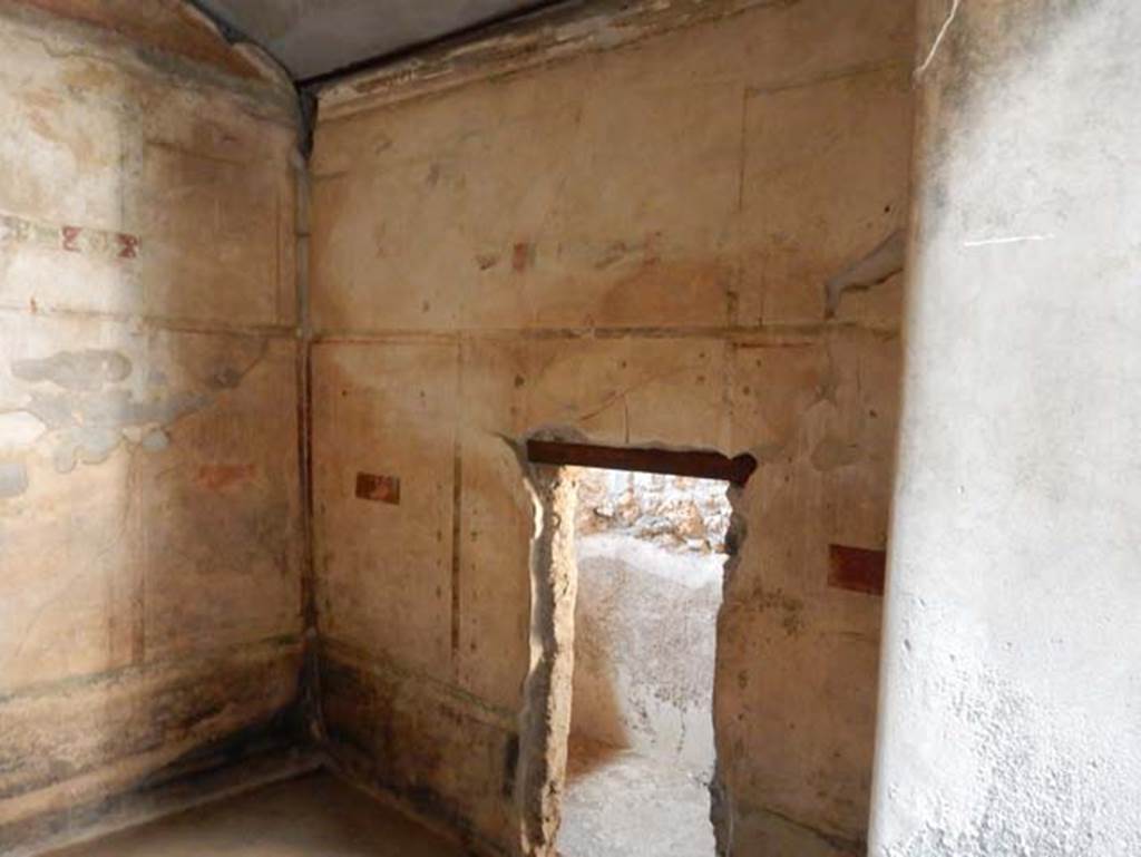 V.4.a Pompeii. May 2015. Looking towards north wall of cubiculum.  Photo courtesy of Buzz Ferebee.