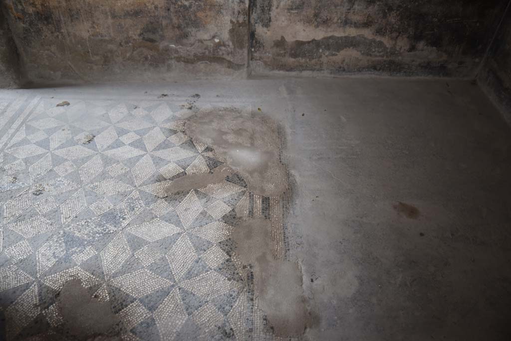 V.4.a Pompeii. March 2018. Room ‘c’, looking south across flooring, with doorway to atrium, on left.
Foto Annette Haug, ERC Grant 681269 DÉCOR.