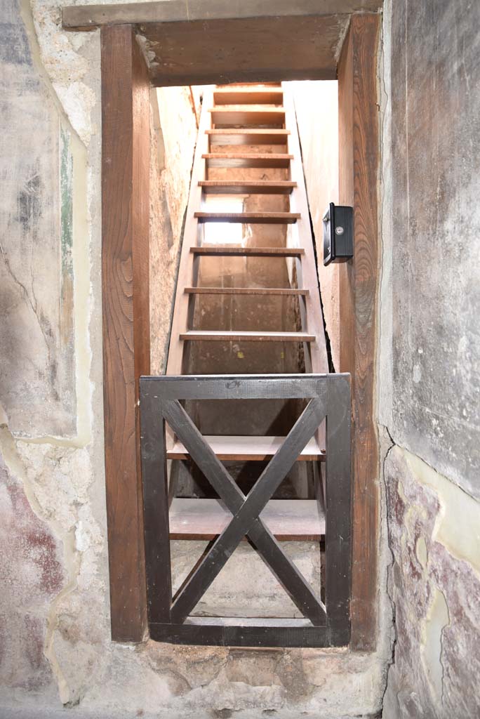 V.4.a Pompeii. March 2018. 
Room ‘e’, room under stairs to upper floor, looking west in north-west corner of atrium.    
Foto Annette Haug, ERC Grant 681269 DÉCOR