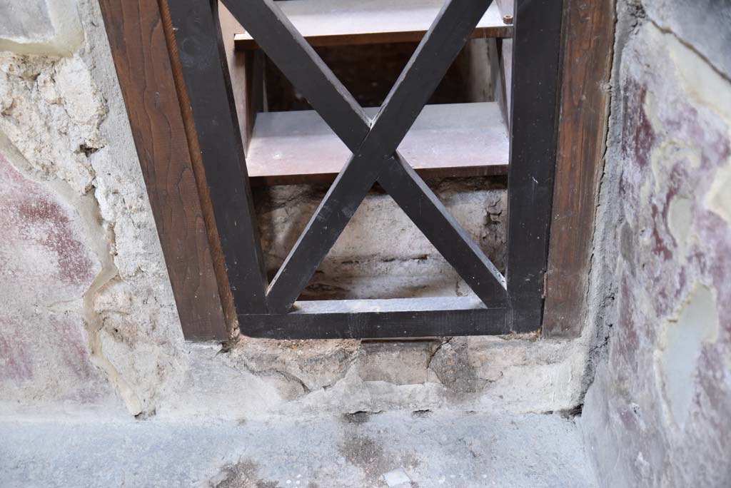 V.4.a Pompeii. March 2018. Room ‘e’, stairs to upper floor, looking west to doorway threshold at base of stairs.   
Foto Annette Haug, ERC Grant 681269 DÉCOR.