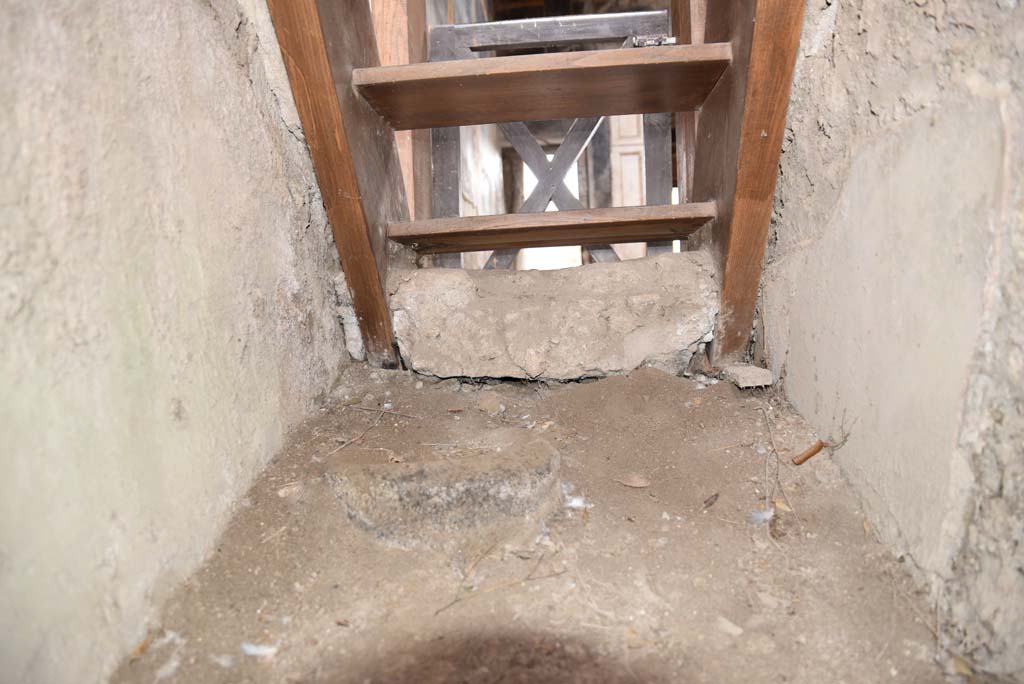 V.4.a Pompeii. March 2018. Room ‘e’, room under stairs to upper floor, looking east towards detail of base of stairs.   
Foto Annette Haug, ERC Grant 681269 DÉCOR.