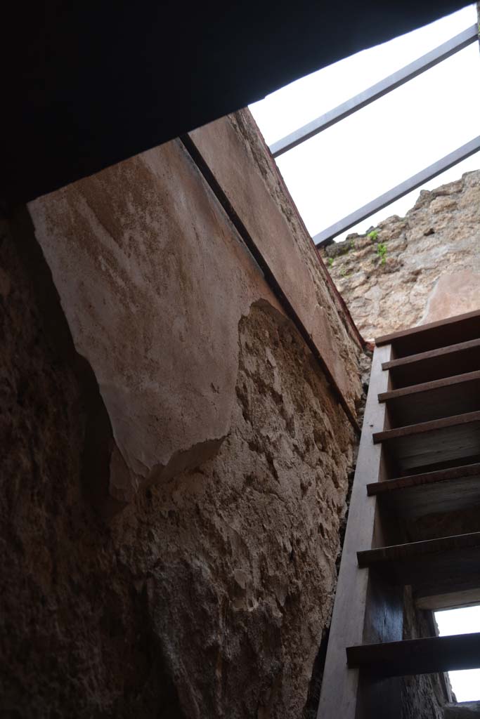 V.4.a Pompeii. March 2018. Room ‘e’, stairs to upper floor, looking west towards south wall.  
Foto Annette Haug, ERC Grant 681269 DÉCOR.
