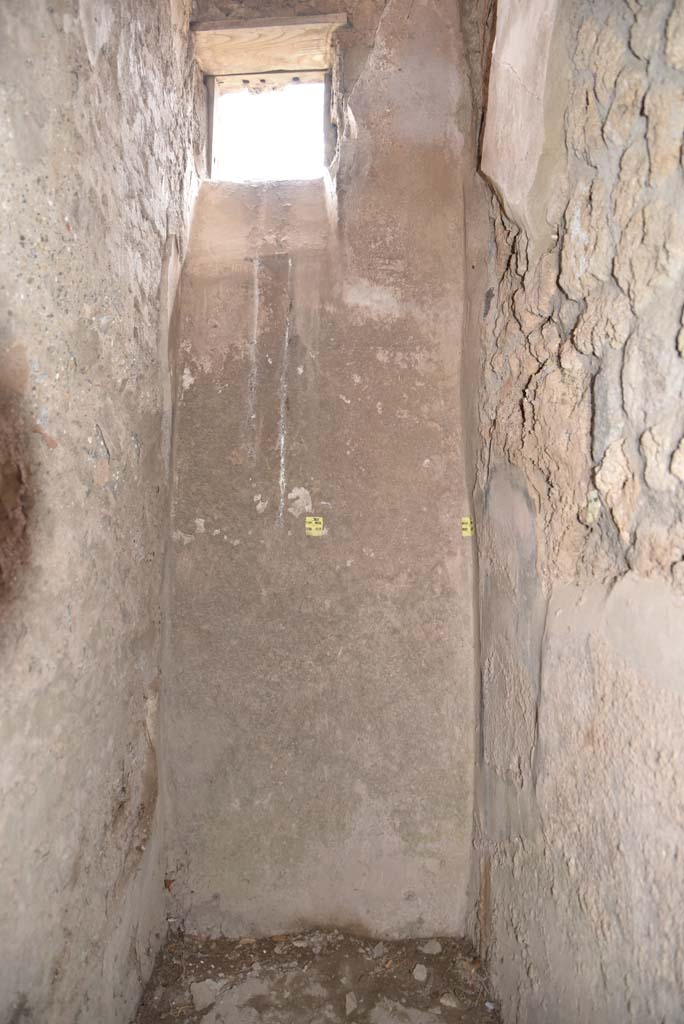V.4.a Pompeii. March 2018. 
Room ‘e’, room under stairs to upper floor, looking towards west wall with window overlooking roadway.    
Foto Annette Haug, ERC Grant 681269 DÉCOR.