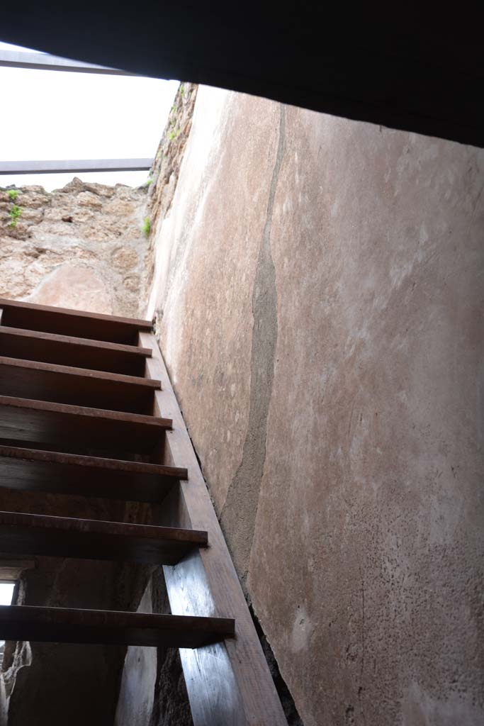 V.4.a Pompeii. March 2018. 
Room ‘e’, stairs to upper floor, looking west towards north wall.  
Foto Annette Haug, ERC Grant 681269 DÉCOR.