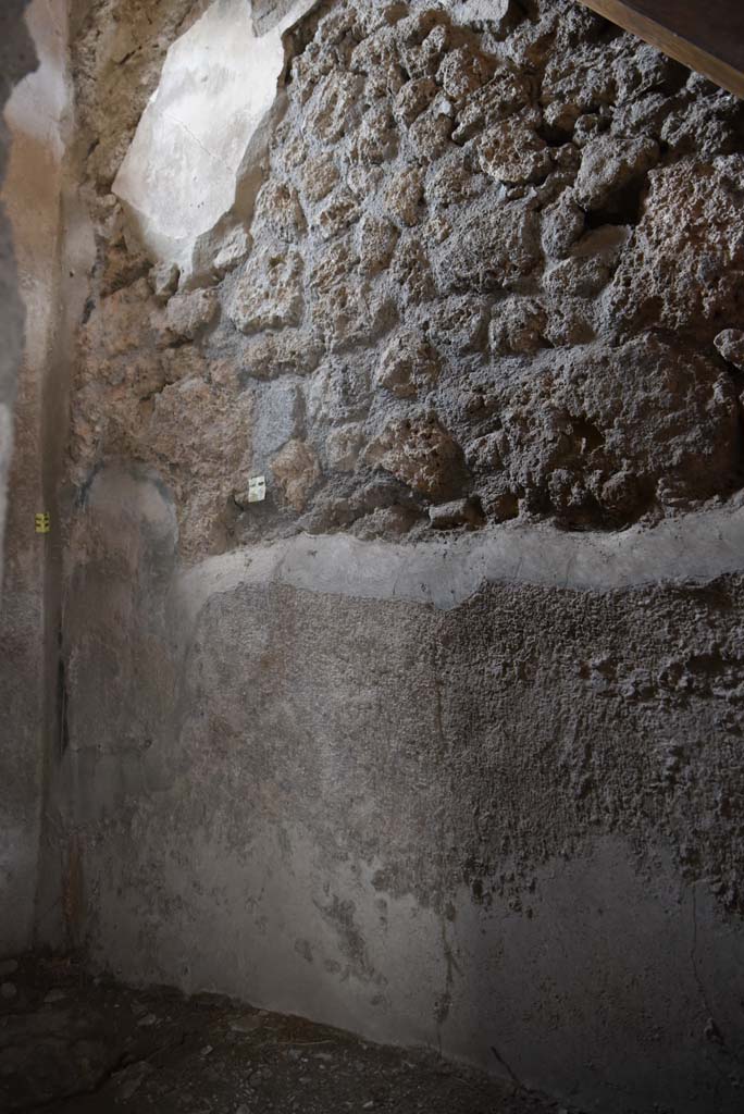 V.4.a Pompeii. March 2018. Room ‘e’, room under stairs, looking towards north wall.  
Foto Annette Haug, ERC Grant 681269 DÉCOR.