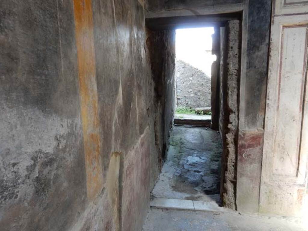 V.4.a Pompeii. May 2015.  Looking east along corridor from atrium, leading towards the garden area.  Photo courtesy of Buzz Ferebee.