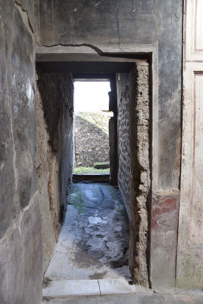 V.4.a Pompeii. March 2018. Room ‘k’, doorway, looking east towards garden area.      
Foto Annette Haug, ERC Grant 681269 DÉCOR