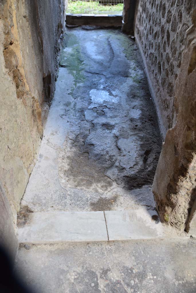 V.4.a Pompeii. March 2018. Room ‘k’, detail of doorway threshold and flooring in corridor.      
Foto Annette Haug, ERC Grant 681269 DÉCOR