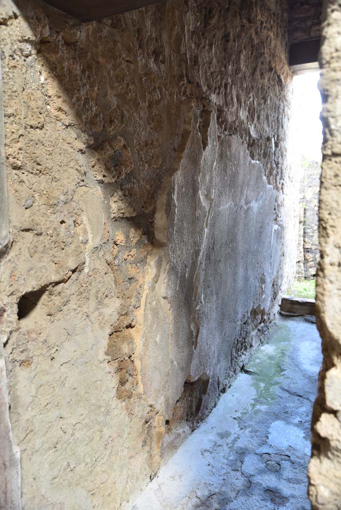 V.4.a Pompeii. March 2018. Room ‘k’, looking east along north wall of corridor.      
Foto Annette Haug, ERC Grant 681269 DÉCOR