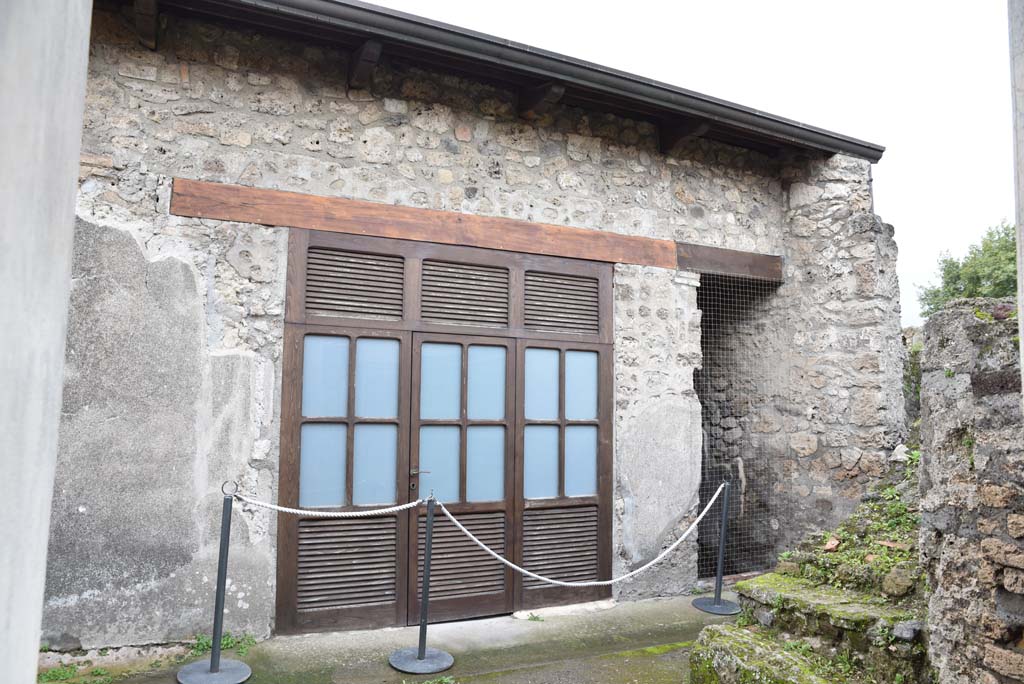 V.4.a Pompeii. March 2018. 
Room ‘m’, looking west across small garden area towards doorways to tablinum and to corridor ‘k’, on right.   
Foto Annette Haug, ERC Grant 681269 DÉCOR.