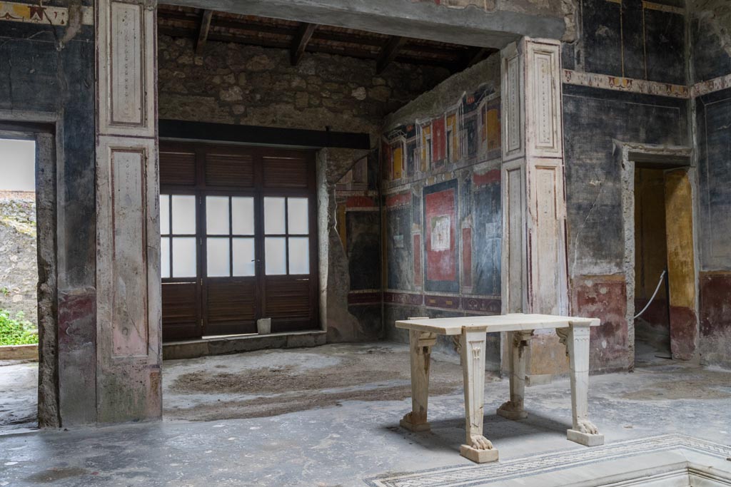 V.4.a Pompeii. March 2023. Tablinum ‘h’, looking east towards south wall in tablinum, from atrium. 
Photo courtesy of Johannes Eber.