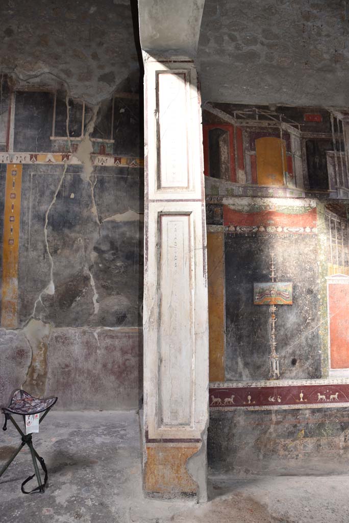 V.4.a Pompeii. March 2018. 
Room ‘h’, painted pilaster at west end of north wall of tablinum, on right.
On the left is the north wall of atrium ‘b’.
Foto Annette Haug, ERC Grant 681269 DÉCOR.
