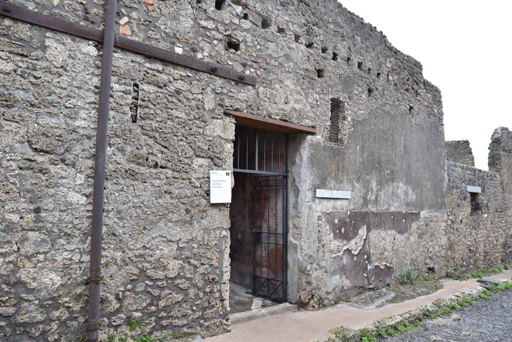 V.4.a Pompeii. March 2018. Looking south along front façade.
Foto Annette Haug, ERC Grant 681269 DÉCOR.