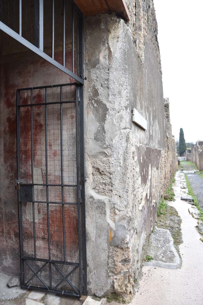 V.4.a Pompeii. March 2018. South side of entrance doorway and looking south along roadway.     
Foto Annette Haug, ERC Grant 681269 DÉCOR