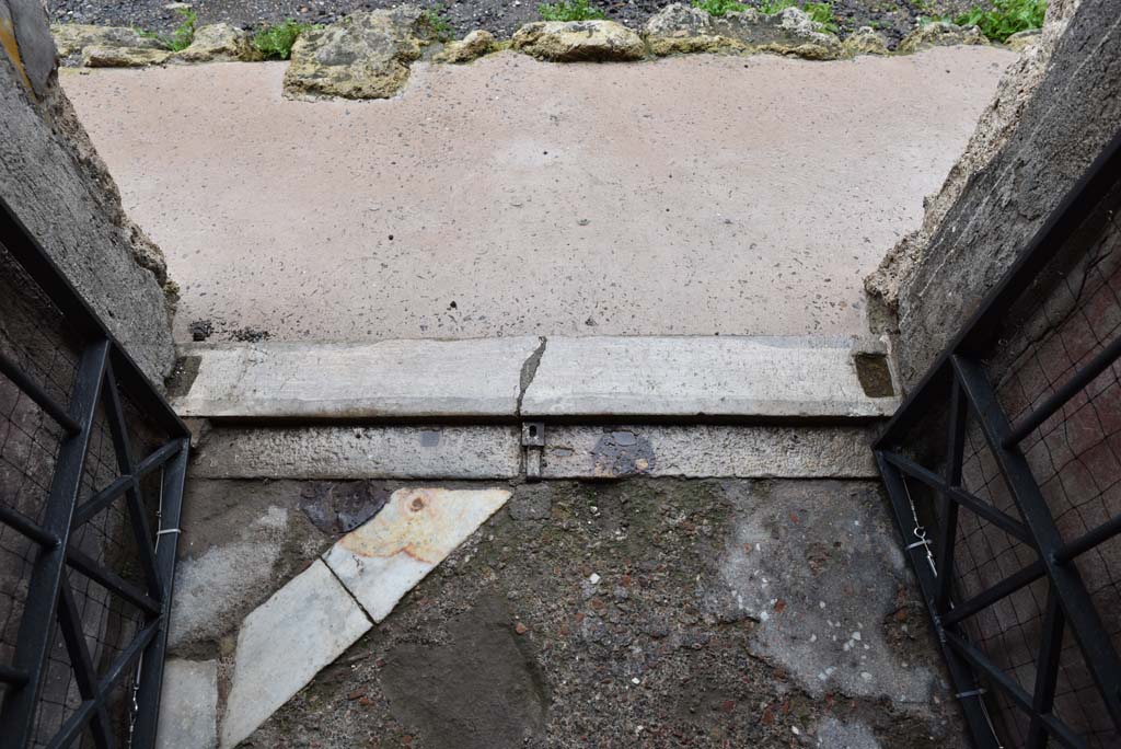 V.4.a Pompeii. March 2018. Looking west towards doorway threshold from entrance corridor. 
Foto Annette Haug, ERC Grant 681269 DÉCOR