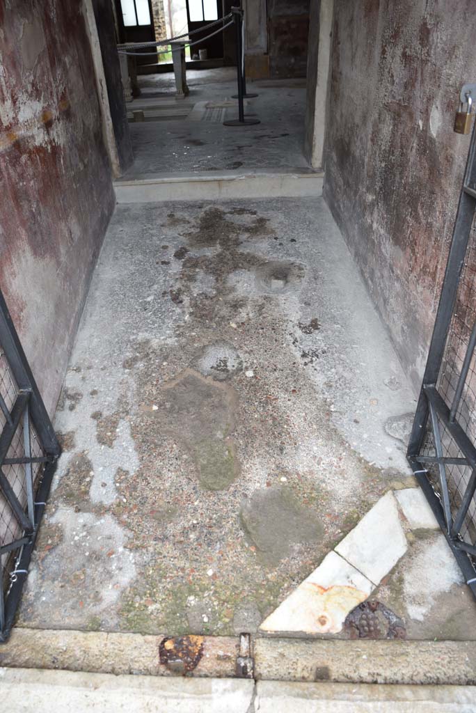 V.4.a Pompeii. March 2018. Looking east along flooring in entrance corridor/fauces.     
Foto Annette Haug, ERC Grant 681269 DÉCOR