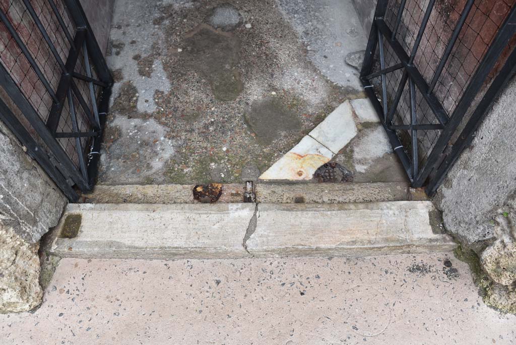 V.4.a Pompeii. March 2018. Looking east towards doorway threshold from roadway. 
Foto Annette Haug, ERC Grant 681269 DÉCOR