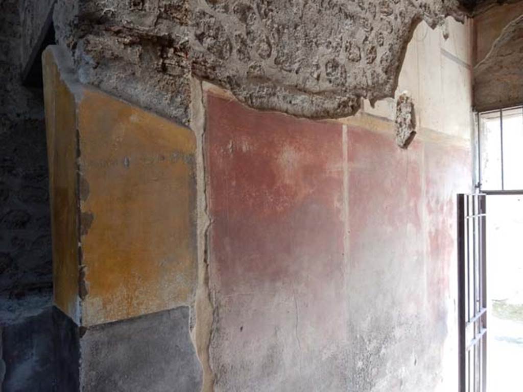V.4.a Pompeii. May 2015. Upper south wall of entrance corridor. Photo courtesy of Buzz Ferebee.