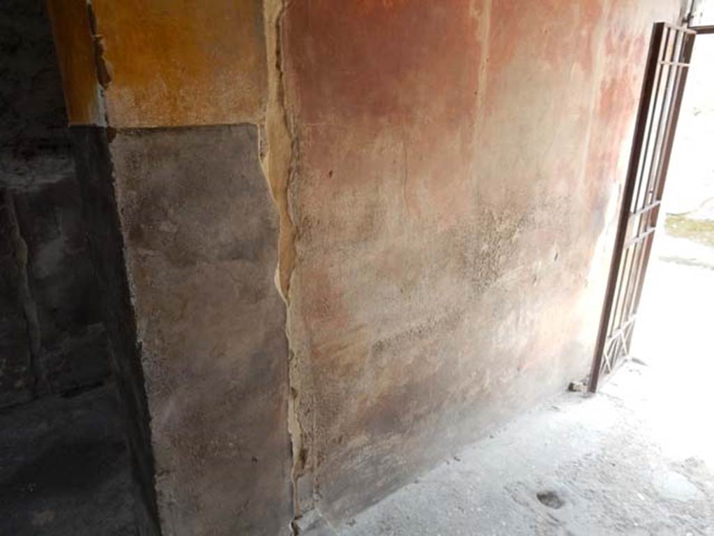V.4.a Pompeii. May 2015. Looking towards south wall of entrance corridor. 
Photo courtesy of Buzz Ferebee.