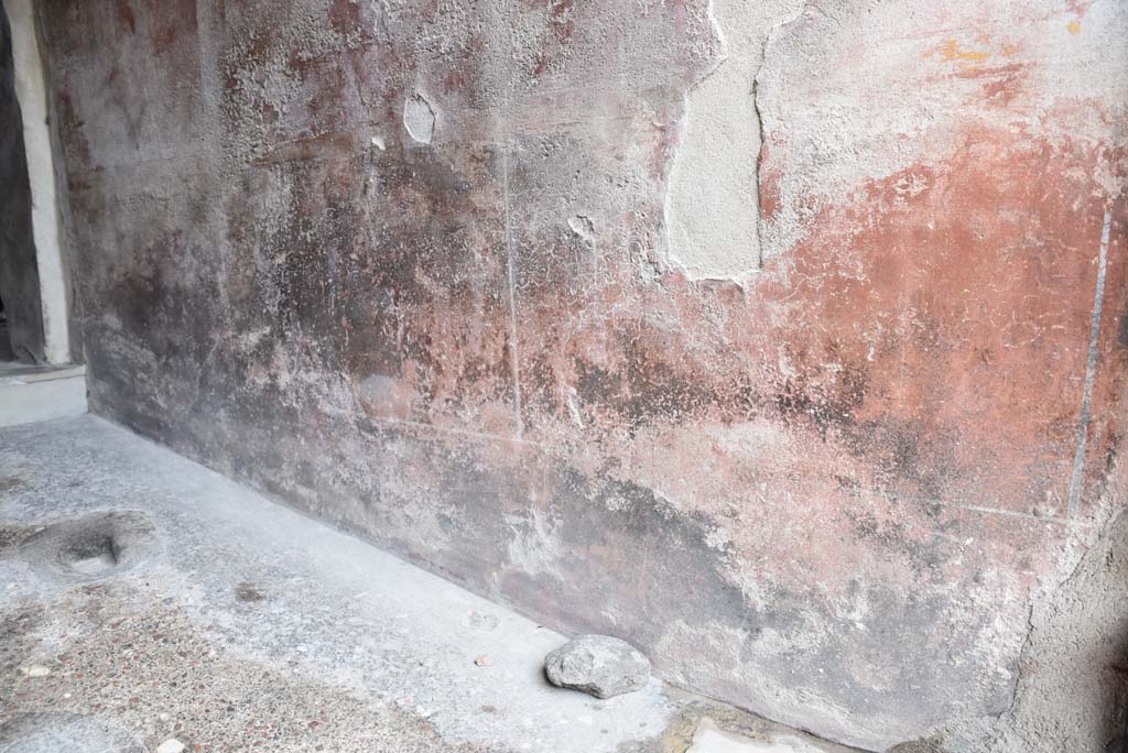 V.4.a Pompeii. March 2018. Looking east along lower south wall of entrance corridor/fauces.   
Foto Annette Haug, ERC Grant 681269 DÉCOR