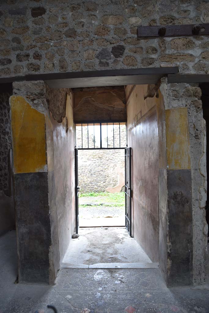 V.4.a Pompeii. March 2018. 
Looking west along entrance corridor/fauces towards entrance doorway.    
Foto Annette Haug, ERC Grant 681269 DÉCOR