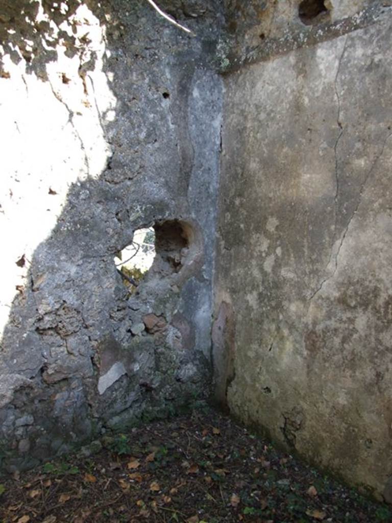 V.4.c Pompeii. March 2009. Room M, south-east corner of kitchen. According to Sogliano, in the south-east corner one could have seen a round hole in the beaten floor. This corresponded to a semicircular hollow in the extreme east of the south wall, perhaps where an amphora was embedded.