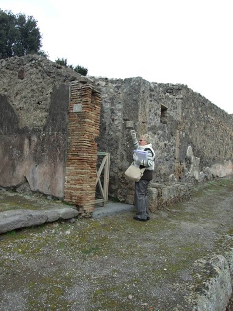 V.5.2 Pompeii. December 2007. Entrance on Via di Nola, with masonry bench and small window on the east side of the doorway. According to Mau, above the bench was a trace of a small slanting roof that protected anyone sitting on the bench from the sun and rain. See Not.Scavi, 1895, p.154.