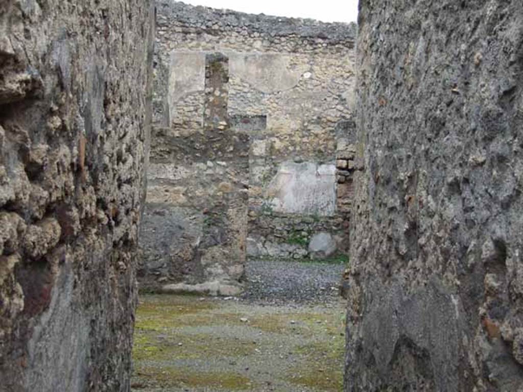 V.5.2 Pompeii. May 2010. Looking north across atrium to doorway to summer triclinium, from entrance corridor.