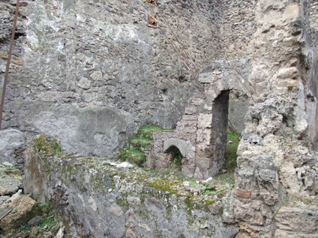 V.5.2 Pompeii. December 2007. Lightyard or small courtyard in north-west corner of house with arched doorway under steps to upper floor.