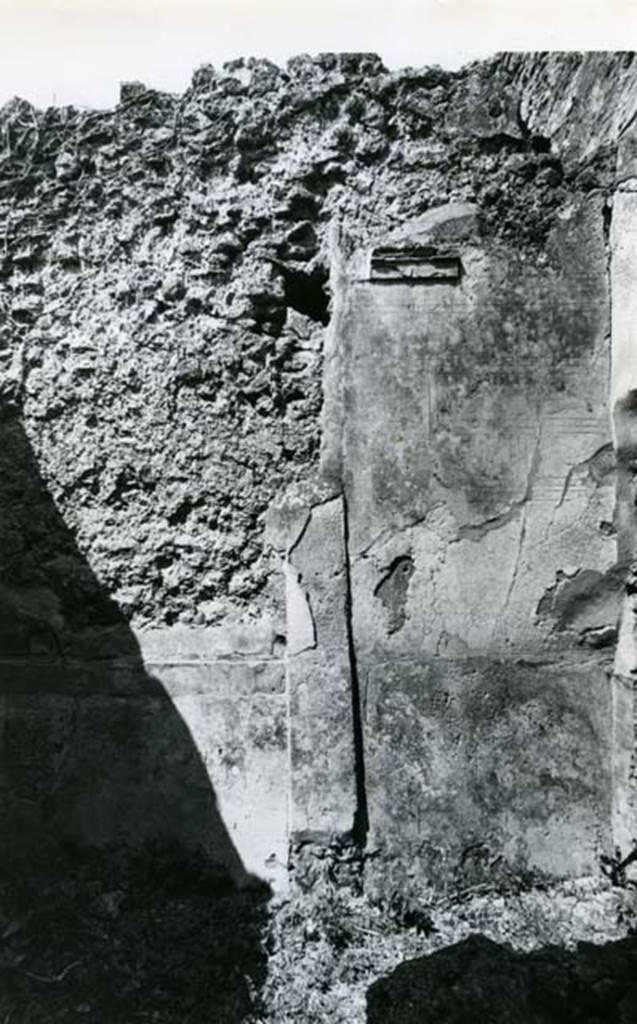 V.5.2 Pompeii. 1972. House without Compluvium, cubiculum “d” with stair right of fauces, W wall.  Photo courtesy of Anne Laidlaw. American Academy in Rome, Photographic Archive. Laidlaw collection _P_72_24_29.