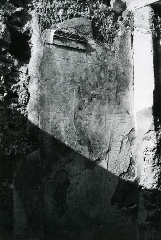 V.5.2 Pompeii. 1975. House without Compluvium, cubiculum “d”, right W wall, incision.  Photo courtesy of Anne Laidlaw.
American Academy in Rome, Photographic Archive. Laidlaw collection _P_75_7_24.