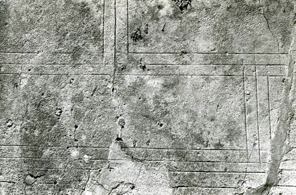 V.5.2 Pompeii. 1972. House without Compluvium, cubiculum “d” with stairwell to right fauces, W wall, detail grooves.  Photo courtesy of Anne Laidlaw.
American Academy in Rome, Photographic Archive. Laidlaw collection _P_72_24_32.
