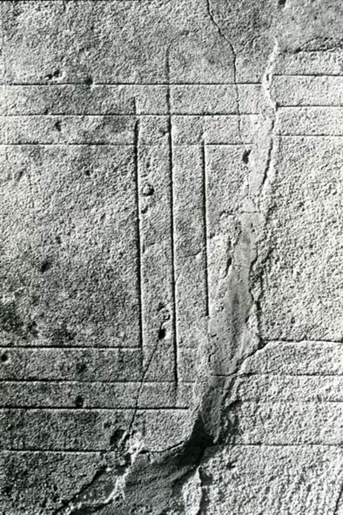 V.5.2 Pompeii. 1975. House without Compluvium, cubiculum “d”, detail of incision.  
Photo courtesy of Anne Laidlaw. American Academy in Rome, Photographic Archive. Laidlaw collection _P_75_7_25.
