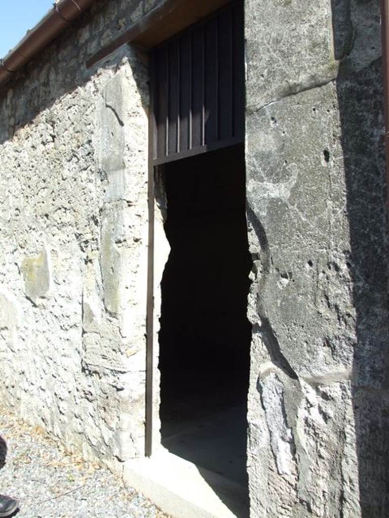 V.5.3 Pompeii. March 2009. Doorway to room 6, triclinium in north-east corner of peristyle.