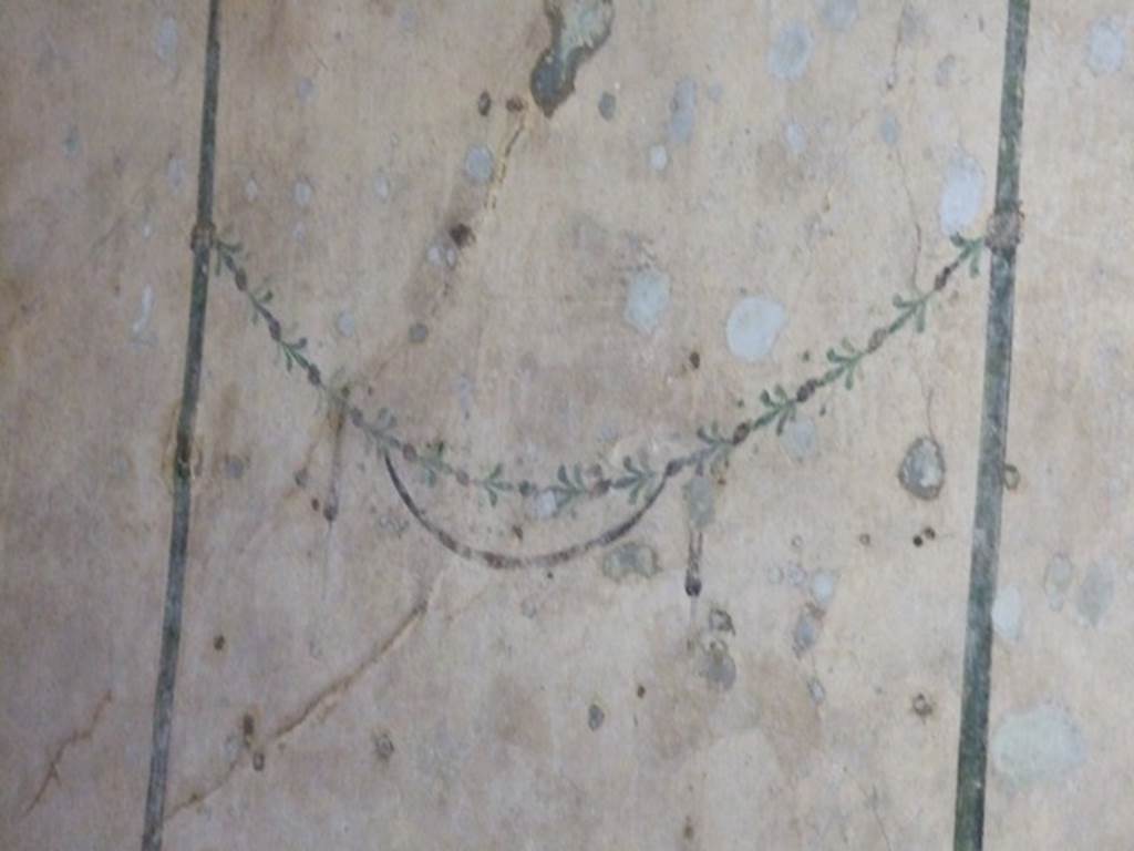 V.5.3 Pompeii. March 2009. Room 6, painted flowered garland at north end of east wall of triclinium