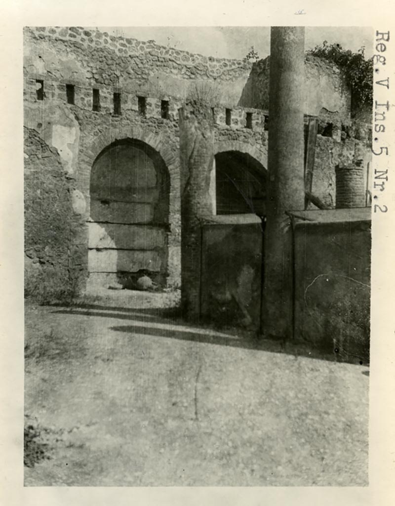 V.5.3 Pompeii but shown as V.5.2 on photo. Pre-1937-39. Looking north on west side of peristyle.
Photo courtesy of American Academy in Rome, Photographic Archive. Warsher collection no. 1804.