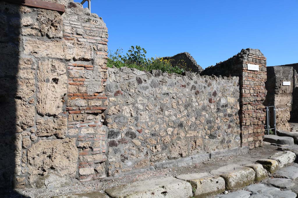 V.6.1 Pompeii. December 2018. Looking towards entrance doorway on east side of Via del Vesuvio. Photo courtesy of Aude Durand