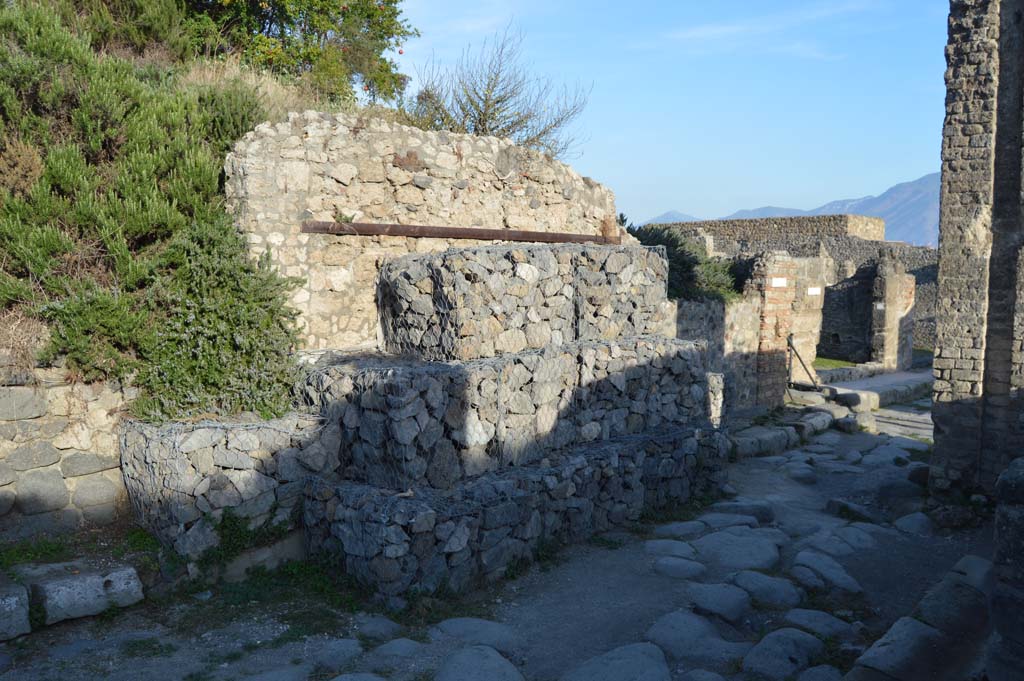 V.6.1 Pompeii. October 2017. Looking south-east from Via del Vesuvio towards wall on north side of entrance doorway.
Foto Taylor Lauritsen, ERC Grant 681269 DÉCOR.