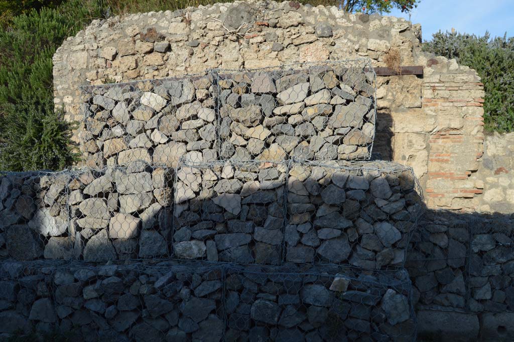 V.6.1 Pompeii. October 2017. Looking east to gabions on west side of wall to north of entrance doorway.
Foto Taylor Lauritsen, ERC Grant 681269 DÉCOR.