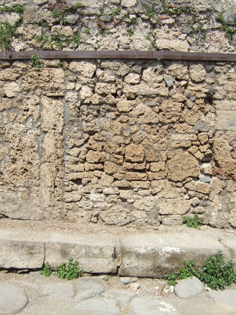 V.6.1 Pompeii. May 2006. Wall on north side of entrance doorway, that used to contain graffiti (no longer visible).  
See Fröhlich, T., 1991, Lararien und Fassadenbilder in den Vesuvstädten.  Mainz: von Zabern.  (F34: p.318).