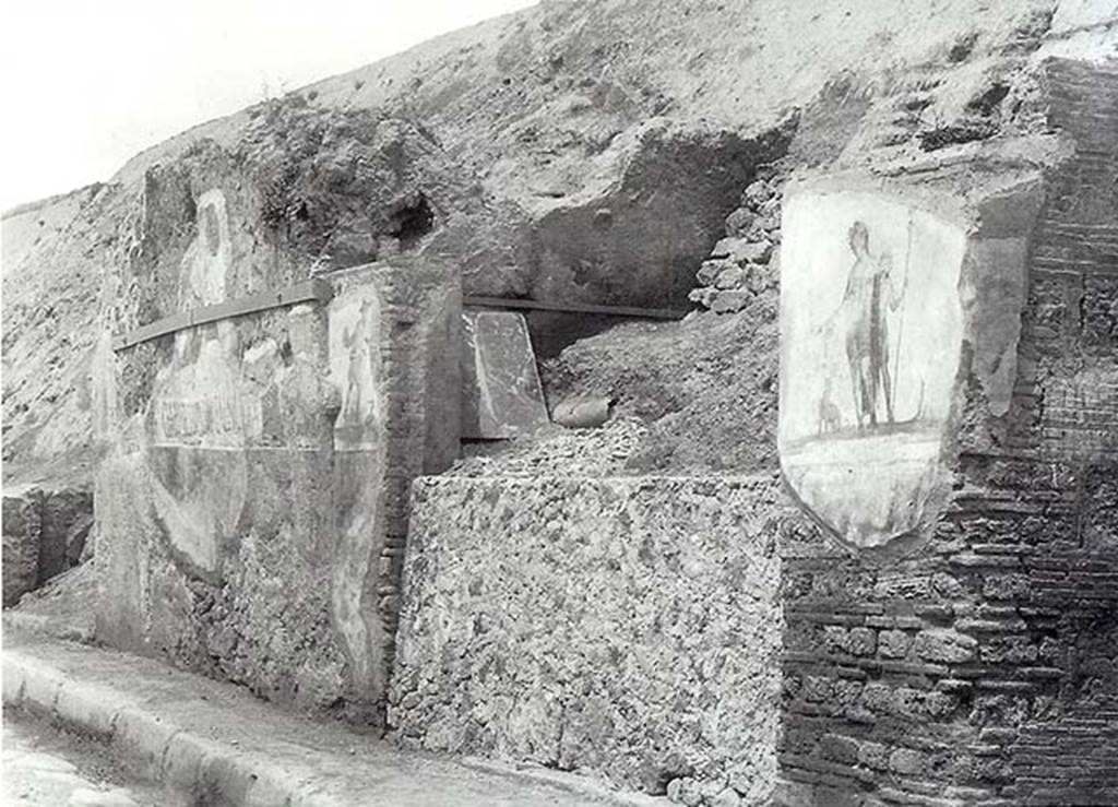 V.6.1 Pompeii. 1906. Paintings of Mercury left and Bacchus right and with graffiti at the far end.